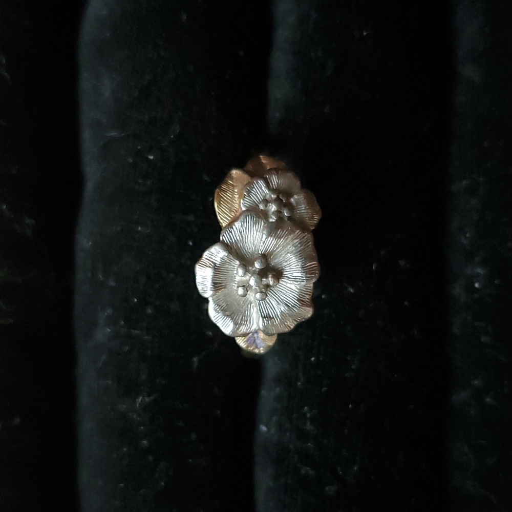 Avon goltone/silvertone flower ring